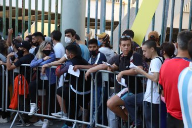 Copa America Final: Brezilya ve Arjantin. 10 Temmuz 2021, Rio de Janeiro, Brezilya: Taraftarlar Brezilya ile Arjantin arasındaki futbol maçı için Rio de Janeiro 'daki Maracana Stadyumu' na geldiler.). 