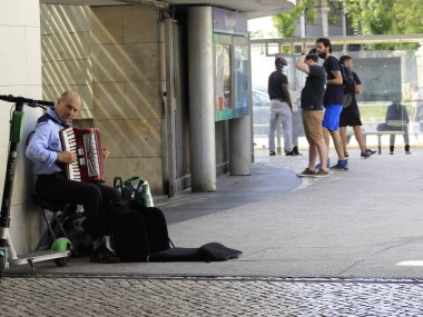 Lizbon 'da taşıma hareketi. 10 Temmuz 2021, Lizbon, Portekiz: Terreiro do Paco (Metro ve Fluvial) ve Cais do Sodre (Metro, Fluvial ve Train) istasyonlarında Cumartesi günü,