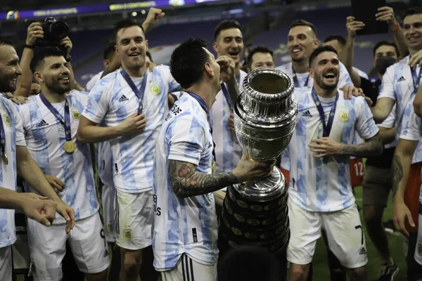 アメリカのアルゼンチンチャンピオン 7月10 2021 ジャネイロ ブラジル アルゼンチンの選手は 土曜日の夜にリオ ジャネイロのマラカナスタジアムで開催されたサッカーの試合でブラジルよりも1 0勝利した後 アメリカのタイトルを祝います — ストック写真