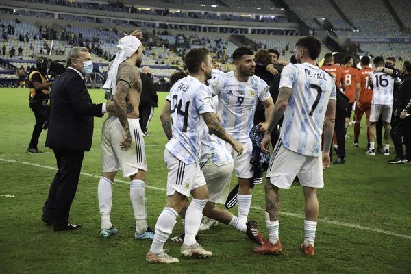 アメリカ 7月10 2021 ジャネイロ ブラジル アルゼンチンの選手は 土曜日の夜にリオ ジャネイロのマラカナスタジアムで開催されたサッカーの試合でブラジルよりも1 0勝利した後 アメリカのタイトルを祝います — ストック写真