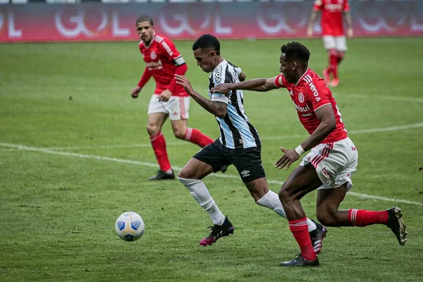 Cumartesi günü Porto Alegre 'de Arena do Gremio' da oynanan Brezilya Futbol Şampiyonası 'nın 11. turunda Gremio ile Internacional arasında oynanan futbol maçı.).