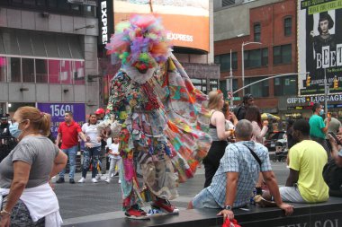 Times Meydanı 'nda çok fazla insan var. 13 Temmuz 2021, New York, ABD: Times Meydanı 'nda 13 Temmuz Salı günü de yoğun bir insan hareketi var.. 