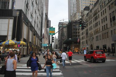 Şiddetli Fırtına New York 'ta saat 11' e kadar devam edecek. 12 Temmuz 2021, New York, ABD: New York, Bronx, Kings, Queens, Richmond gibi eyaletlerde şiddetli bir fırtına bekleniyor. İnsanlar şemsiyeleriyle hazır görülür. 