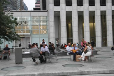 Şiddetli Fırtına New York 'ta saat 11' e kadar devam edecek. 12 Temmuz 2021, New York, ABD: New York, Bronx, Kings, Queens, Richmond gibi eyaletlerde şiddetli bir fırtına bekleniyor. İnsanlar şemsiyeleriyle hazır görülür. 