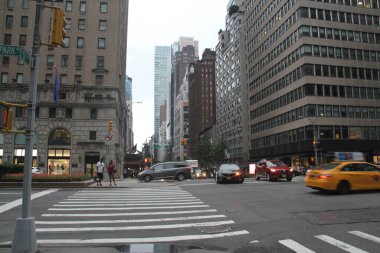 Şiddetli Fırtına New York 'ta saat 11' e kadar devam edecek. 12 Temmuz 2021, New York, ABD: New York, Bronx, Kings, Queens, Richmond gibi eyaletlerde şiddetli bir fırtına bekleniyor. İnsanlar şemsiyeleriyle hazır görülür. 