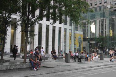 Şiddetli Fırtına New York 'ta saat 11' e kadar devam edecek. 12 Temmuz 2021, New York, ABD: New York, Bronx, Kings, Queens, Richmond gibi eyaletlerde şiddetli bir fırtına bekleniyor. İnsanlar şemsiyeleriyle hazır görülür. 