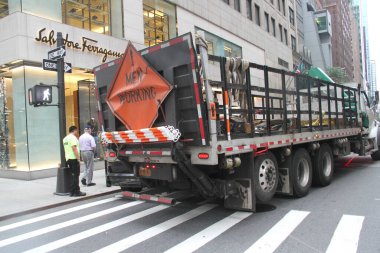 Manhattan 'da hafif bir kaza. 13 Temmuz 2021, New York, ABD: E 52. Cadde 'de bir kamyon ve BMW 4X4 tekerlekli aracın karıştığı hafif bir kaza. Kamyon park halindeki bir BMW 'nin arka tarafına çarptı ve cadde birkaç dakikalığına durduruldu.