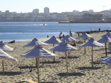 Cascais, Estoril 'deki Tamariz plajı. 13 Temmuz 2021, Cascais, Portekiz: Estoril 'deki Tamariz plajında 13 Temmuz Salı günü Lizbon' un başkenti Cascais 'te havuz temizleme hareketi)