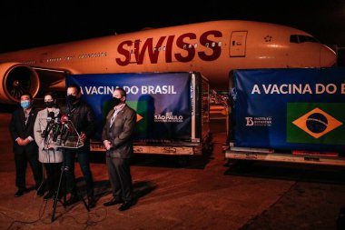 Sao Paulo, Butantan 'dan 20 milyon aşı üretmek için rekor miktarda ham madde alır. 13 Temmuz 2021, Sao Paulo, Brezilya: Sao Paulo Valisi Joao Doria 12 bin litre API 'nin rekor bir şekilde gelişine tanık oldu. 