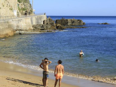 Cascais 'deki Poca plajı. 13 Temmuz 2021, Lizbon, Portekiz: Banyocular, 13 Temmuz Salı günü Cascais 'in Estoril ilçesindeki Poca plajında güneşli bir Avrupa yaz gününün tadını çıkarıyorlar.). 
