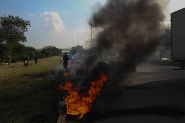 Vila Kennedy sakinleri Rio de Janeiro 'daki Brasil Avenua' yı kapattı. Rio de Janeiro, Brezilya, 12 Temmuz 2021 Rio de Janeiro: Rio de Janeiro 'da yaşayan Vila Kennedy sakinlerinin bir protestosu, Brezilya şehir merkezine doğru tüm Brezilya caddelerini kapattı.