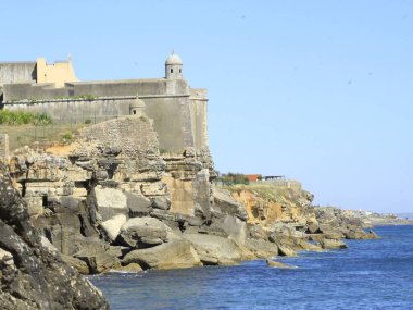 Estoril 'deki Santo Antonio da Barra Kalesi manzarası. 13 Temmuz 2021, Cascais, Portekiz: Estoril 'deki Santo Antonio da Barra Kalesi manzarası, Lizbon' un metropol bölgesinde 13 Temmuz Salı günü). 