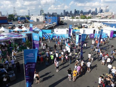 FIA Formula E Grand Prix New York Skyline 'a geri döndü. * 10 Temmuz 2021, Red Hook Brooklyn, New York, ABD: Bu yılki ABB FIA E-Prix Electric Car 'ın ilk gününde şampiyonluk sürücüleri öngörülemeyen yarış pistine meydan okudu.