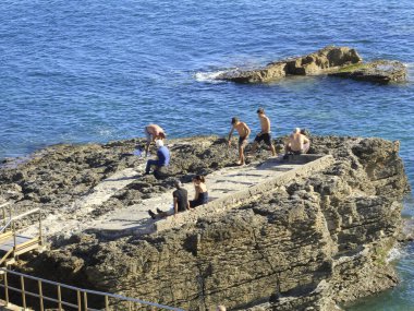 Estoril 'deki Azarujinha plajı. 123 Temmuz 2021, Cascais, Portekiz: Banyo, 13 Salı günü Avrupa 'da, Estoril' deki Azarujinha plajında, Cascais duvarının sona erdiği kayalıklarla çevrili sıcak bir günün tadını çıkarıyor.).