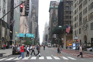Şiddetli Fırtına New York 'ta saat 11' e kadar devam edecek. 12 Temmuz 2021, New York, ABD: New York, Bronx, Kings, Queens, Richmond gibi eyaletlerde şiddetli bir fırtına bekleniyor. İnsanlar şemsiyeleriyle hazır görülür. 