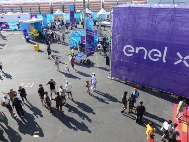 FIA Formula E Grand Prix New York Skyline 'a geri döndü. * 10 Temmuz 2021, Red Hook Brooklyn, New York, ABD: Bu yılki ABB FIA E-Prix Electric Car 'ın ilk gününde şampiyonluk sürücüleri öngörülemeyen yarış pistine meydan okudu.