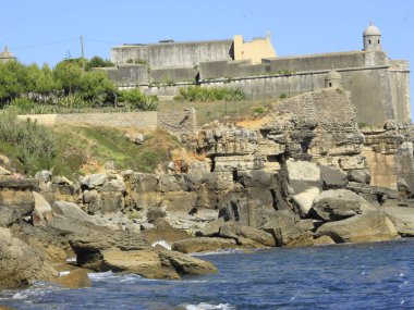 Estoril 'deki Santo Antonio da Barra Kalesi manzarası. 13 Temmuz 2021, Cascais, Portekiz: Estoril 'deki Santo Antonio da Barra Kalesi manzarası, Lizbon' un metropol bölgesinde 13 Temmuz Salı günü). 