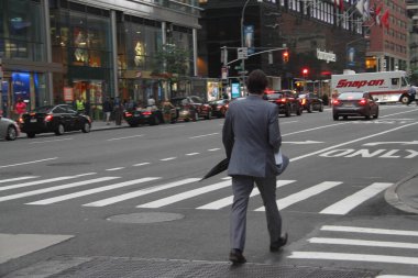 Şiddetli Fırtına New York 'ta saat 11' e kadar devam edecek. 12 Temmuz 2021, New York, ABD: New York, Bronx, Kings, Queens, Richmond gibi eyaletlerde şiddetli bir fırtına bekleniyor. İnsanlar şemsiyeleriyle hazır görülür. 