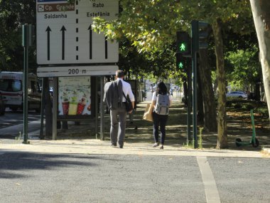 (Lizbon 'daki Liberdade Bulvarı' nda hareketlilik. 12 Temmuz 2021, Lizbon, Portekiz: Lizbon 'daki Liberdade Bulvarı' nda, restoranları Marques do Pombal Meydanı 'na bağlayan ana caddelerden biri olan hareket, çeşitli şeritleri ve geniş kaldırımları vardır. 