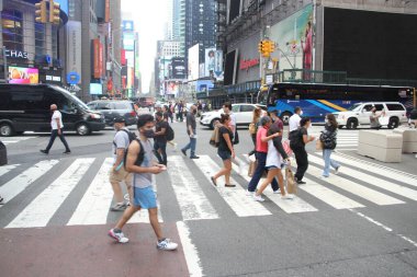 Times Meydanı 'nda çok fazla insan var. 13 Temmuz 2021, New York, ABD: Times Meydanı 'nda 13 Temmuz Salı günü de yoğun bir insan hareketi var.. 