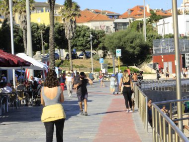 Cascais 'deki Poca plajı. 13 Temmuz 2021, Lizbon, Portekiz: Banyocular, 13 Temmuz Salı günü Cascais 'in Estoril ilçesindeki Poca plajında güneşli bir Avrupa yaz gününün tadını çıkarıyorlar.). 