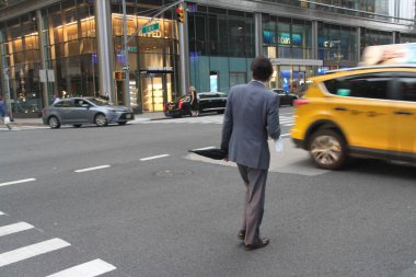 Şiddetli Fırtına New York 'ta saat 11' e kadar devam edecek. 12 Temmuz 2021, New York, ABD: New York, Bronx, Kings, Queens, Richmond gibi eyaletlerde şiddetli bir fırtına bekleniyor. İnsanlar şemsiyeleriyle hazır görülür. 