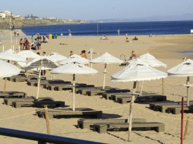 Cascais, Estoril 'deki Tamariz plajı. 13 Temmuz 2021, Cascais, Portekiz: Estoril 'deki Tamariz plajında 13 Temmuz Salı günü Lizbon' un başkenti Cascais 'te havuz temizleme hareketi)