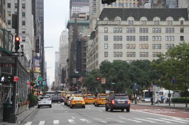 Şiddetli Fırtına New York 'ta saat 11' e kadar devam edecek. 12 Temmuz 2021, New York, ABD: New York, Bronx, Kings, Queens, Richmond gibi eyaletlerde şiddetli bir fırtına bekleniyor. İnsanlar şemsiyeleriyle hazır görülür. 