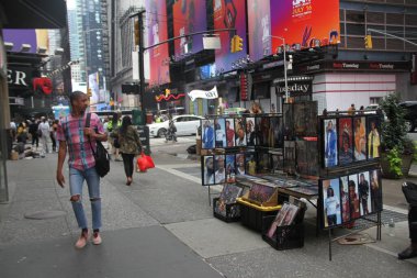 Times Meydanı 'nda çok fazla insan var. 13 Temmuz 2021, New York, ABD: Times Meydanı 'nda 13 Temmuz Salı günü de yoğun bir insan hareketi var.. 