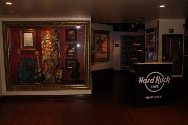 Times Meydanı 'nda çok fazla insan var. 13 Temmuz 2021, New York, ABD: Times Meydanı 'nda 13 Temmuz Salı günü de yoğun bir insan hareketi var.. 