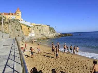 Cascais 'deki Poca plajı. 13 Temmuz 2021, Lizbon, Portekiz: Banyocular, 13 Temmuz Salı günü Cascais 'in Estoril ilçesindeki Poca plajında güneşli bir Avrupa yaz gününün tadını çıkarıyorlar.). 