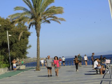 Cascais, Estoril 'deki Tamariz plajı. 13 Temmuz 2021, Cascais, Portekiz: Estoril 'deki Tamariz plajında 13 Temmuz Salı günü Lizbon' un başkenti Cascais 'te havuz temizleme hareketi)