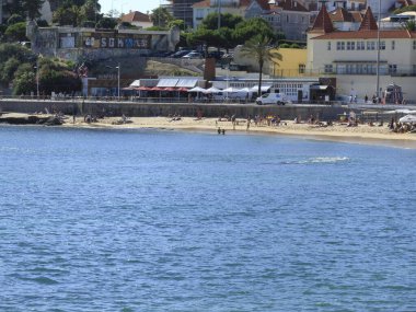 Cascais 'deki Poca plajı. 13 Temmuz 2021, Lizbon, Portekiz: Banyocular, 13 Temmuz Salı günü Cascais 'in Estoril ilçesindeki Poca plajında güneşli bir Avrupa yaz gününün tadını çıkarıyorlar.). 