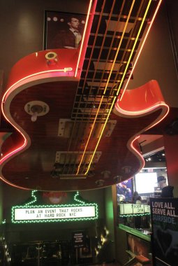 Times Meydanı 'nda çok fazla insan var. 13 Temmuz 2021, New York, ABD: Times Meydanı 'nda 13 Temmuz Salı günü de yoğun bir insan hareketi var.. 