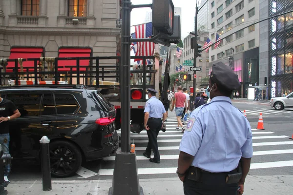 曼哈顿的一起小事故2021年7月13日 美国纽约 一起涉及一辆卡车和一辆宝马4X4轮驱动的小事故发生在E52街第五大道 卡车撞到了一辆停在后面的宝马上 街上不得不被堵截了一会儿 — 图库照片