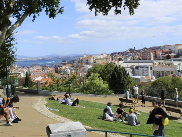 Κίνηση Των Ανθρώπων Στο Jardim Torel Στη Λισαβόνα Ιουλίου 2021 — Φωτογραφία Αρχείου