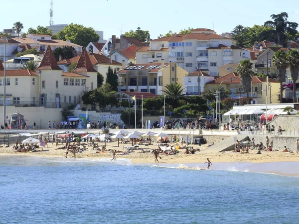 Παραλία Πόκα Στο Κάσκαϊς Ιουλίου 2021 Λισαβόνα Πορτογαλία Λουόμενοι Απολαμβάνουν — Φωτογραφία Αρχείου