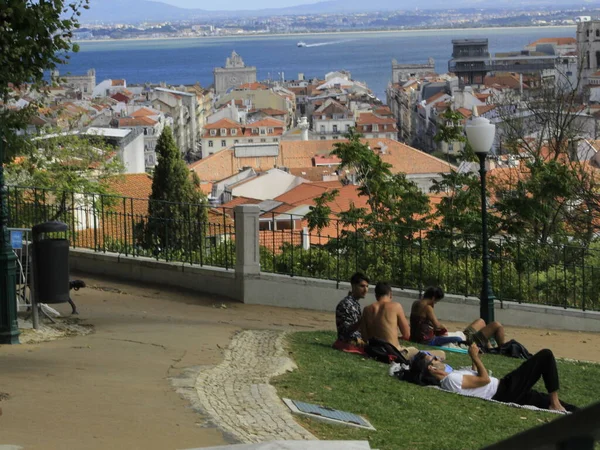 Κίνηση Των Ανθρώπων Στο Jardim Torel Στη Λισαβόνα Ιουλίου 2021 — Φωτογραφία Αρχείου