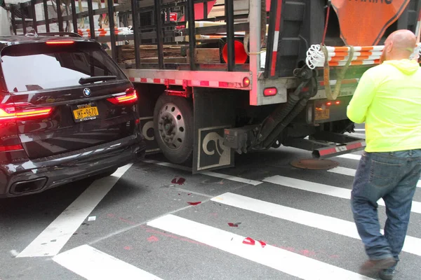マンハッタンでの軽い事故 2021年7月13日 米国ニューヨーク州 52丁目5番街のトラックとBmw 4X4ホイールドライブを含む軽便事故 トラックはBmwの後ろに衝突し 通りは数分間交差する必要がありました — ストック写真