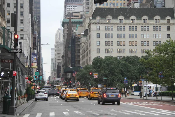 뉴욕에서는 시까지 뇌우가 진행되었습니다 2021 브롱크스 리치몬드군에서 뇌우가 우산을 사람들을 — 스톡 사진