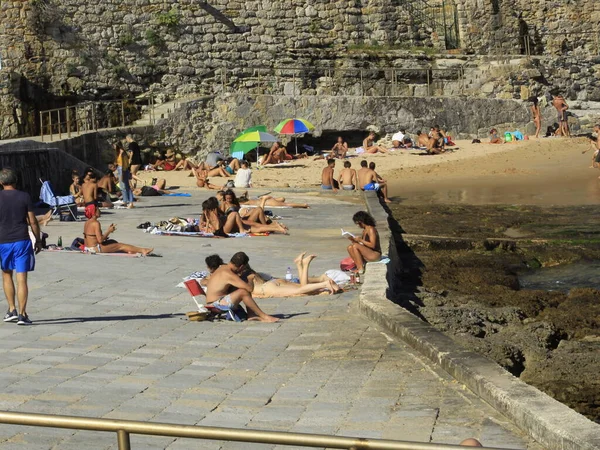阿扎鲁金哈海滩埃斯托里尔2021年7月123日 葡萄牙卡斯凯斯 13日 欧洲夏季 在埃斯托利尔的阿扎鲁金哈海滩 沐浴者们享受着炎热的一天 四周都是悬崖 卡斯凯斯城墙也在那里结束了 — 图库照片