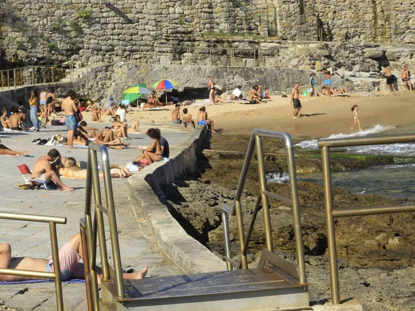 Пляж Азаруджинья Эшториле 123 Июля 2021 Года Кашкайш Португалия Любители — стоковое фото