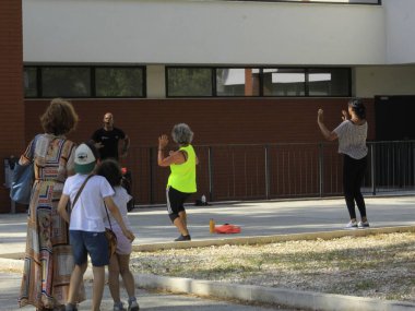Mario Soares Garden, Lizbon 'da. 14 Temmuz 2021, Lizbon, Portekiz: Avrupa yazı boyunca 14 Temmuz Çarşamba günü Lizbon 'daki Mario Soares Garden' da insan hareketleri. 