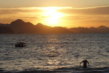 Rio de Janeiro 'daki Copacabana Plajı. 15 Temmuz 2021, Rio de Janeiro, Brezilya: Şehrin güneyindeki Copacabana Sahili 'nde gün doğumu, Perşembe (15)). 
