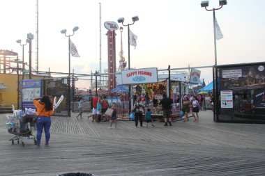 Brooklyn 'de kalabalık bir Coney Island Sahili vardı. 15 Temmuz 2021, Coney Adası, Brooklyn, New York, ABD: Şehir sıcak havaya tanıklık etmeye devam ederken, insanlar bu fırsatı Brooklyn 'deki Coney Adası plajını ziyaret etmek için kullanıyor, 