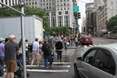 New Yorklular Manhattan 'da yoğun trafik ve yağış ile karşılaştı. 19 Temmuz 2021, New York, ABD: Şiddetli trafik ve hafif yağmurla karşı karşıya kalan New Yorklular bu öğleden sonra Manhattan bölgesindeki caddeleri geçmekte güçlük çektiler.