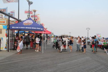 Brooklyn 'de kalabalık bir Coney Island Sahili vardı. 15 Temmuz 2021, Coney Adası, Brooklyn, New York, ABD: Şehir sıcak havaya tanıklık etmeye devam ederken, insanlar bu fırsatı Brooklyn 'deki Coney Adası plajını ziyaret etmek için kullanıyor, 