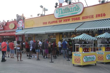Brooklyn 'de kalabalık bir Coney Island Sahili vardı. 15 Temmuz 2021, Coney Adası, Brooklyn, New York, ABD: Şehir sıcak havaya tanıklık etmeye devam ederken, insanlar bu fırsatı Brooklyn 'deki Coney Adası plajını ziyaret etmek için kullanıyor, 