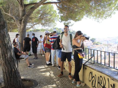 Lizbon 'da Santa Luzia' da turizm hareketi. 16 Temmuz 2021, Lizbon, Portekiz: 16 Temmuz Cuma günü Lizbon 'da, Santa Luzia perspektifinde turist hareketi. 