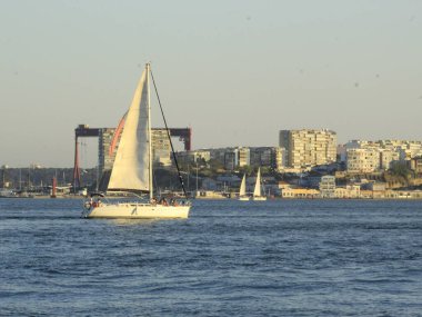  Cais do Sodre, Lizbon 'da. 15 Temmuz 2021, Lizbon, Portekiz: İnsanlar 15 Temmuz Perşembe günü Lizbon 'daki Cais do Sodre' de gün batımının keyfini çıkarıyorlar.). 